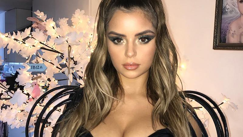 Модель Деми Роуз прогулялась в игривом образе кошки: фото