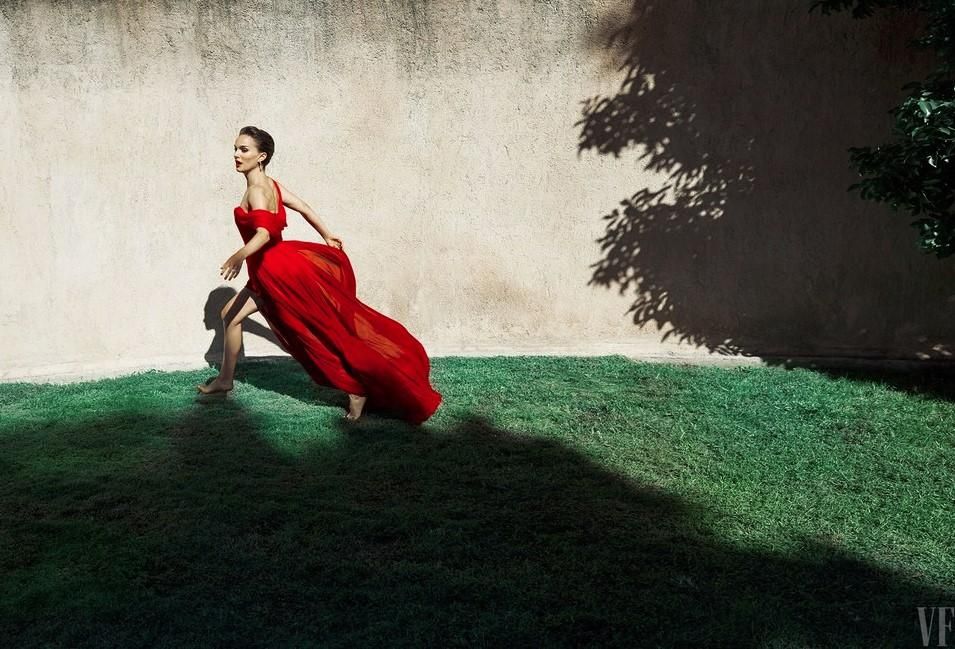 Натали Портман стала звездой издания в роскошных образах: гламурные фото
