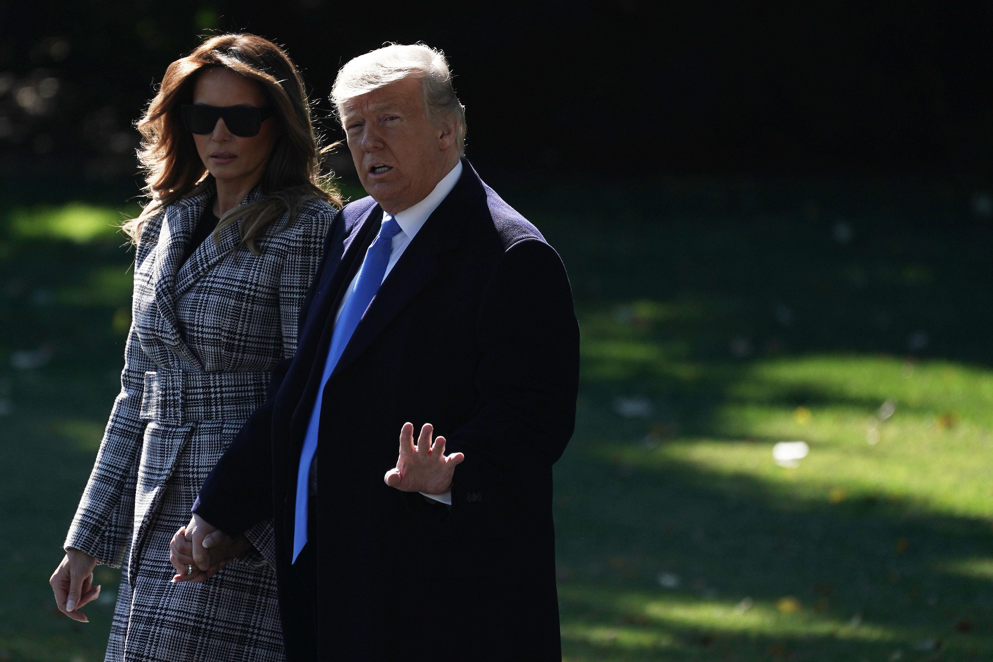 Стрельба в синагоге в США: Мелания и Дональд Трамп прибыли на траурную церемонию Стрельба в синагоге в США: Мелания и Дональд Трамп прибыли на траурную церемонию