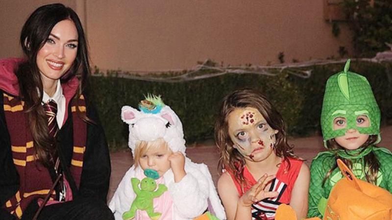 Актриса Меган Фокс одела сына в женский костюм на Хэллоуин: неожиданные фото