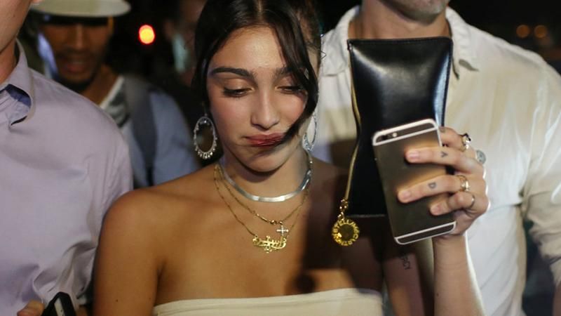 Дочь Мадонны оголила грудь на светском мероприятии: фото Дочь Мадонны оголила грудь на светском мероприятии: фото