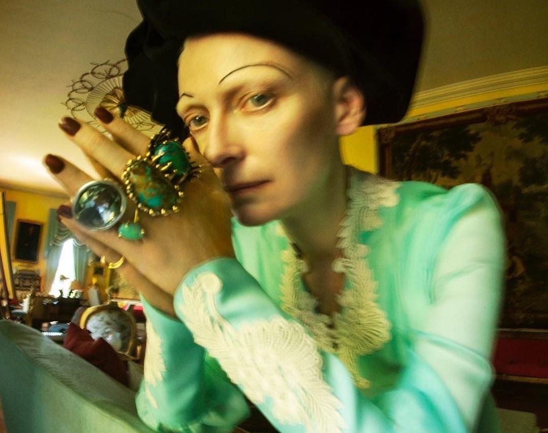 Дивацька Тільда Свінтон повторила образ ексцентричної британської поетеси для журналу: фото Дивацька Тільда Свінтон повторила образ ексцентричної британської поетеси для журналу: фото