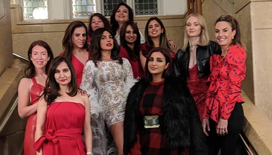 Пріянка Чопра відгуляла дівич-вечір і "посестрилась" з Софі Тернер: кумедні фото Пріянка Чопра відгуляла дівич-вечір і "посестрилась" з Софі Тернер: кумедні фото