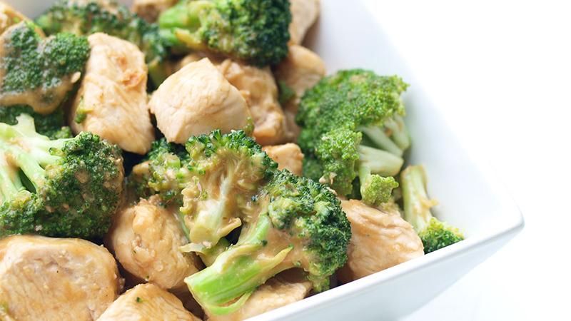 Як приготувати запечену курячу грудку з броколі: рецепт запашної страви