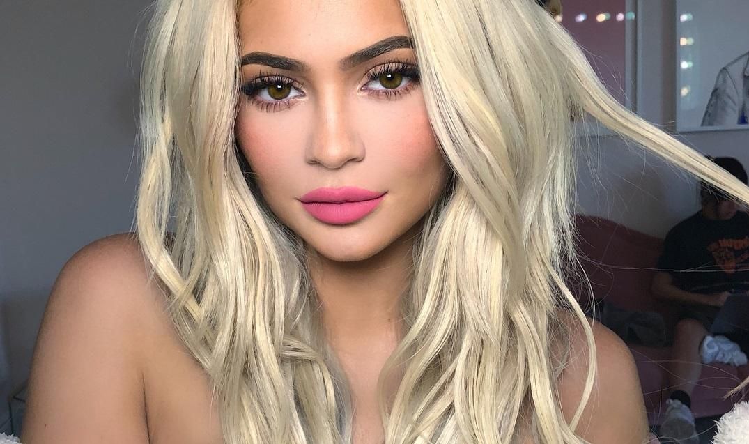 Сотні червоних троянд: Кайлі Дженнер показала, який сюрприз очікував вдома – відео Сотні червоних троянд: Кайлі Дженнер показала, який сюрприз очікував вдома – відео