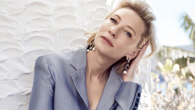 Звезды выбирают красный: Кейт Бланшетт в ярком комбинезоне от Giorgio Armani