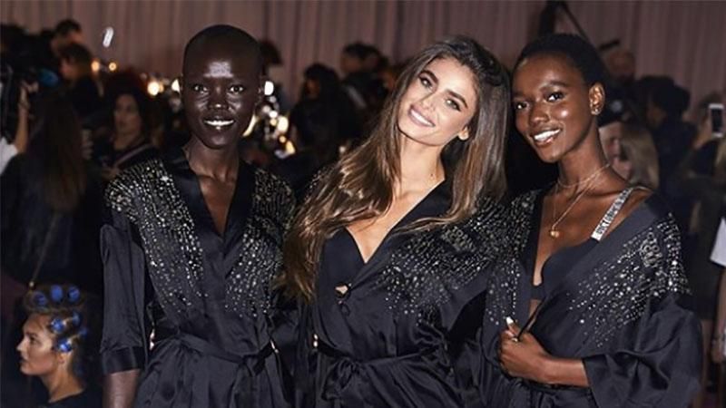 У чорних халатах та спокусливій білизні: перші фото перед шоу Victoria's Secret У чорних халатах та спокусливій білизні: перші фото перед шоу Victoria's Secret