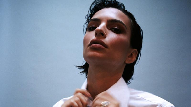 Короткие волосы и пиджак на голое тело: Эмили Ратаковски снялась в необычной фотосессии