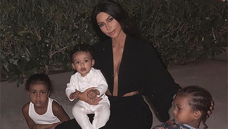 Сім'ю Кім Кардашян евакуювали з їх будинку через лісові пожежі: моторошні деталі Сім'ю Кім Кардашян евакуювали з їх будинку через лісові пожежі: моторошні деталі