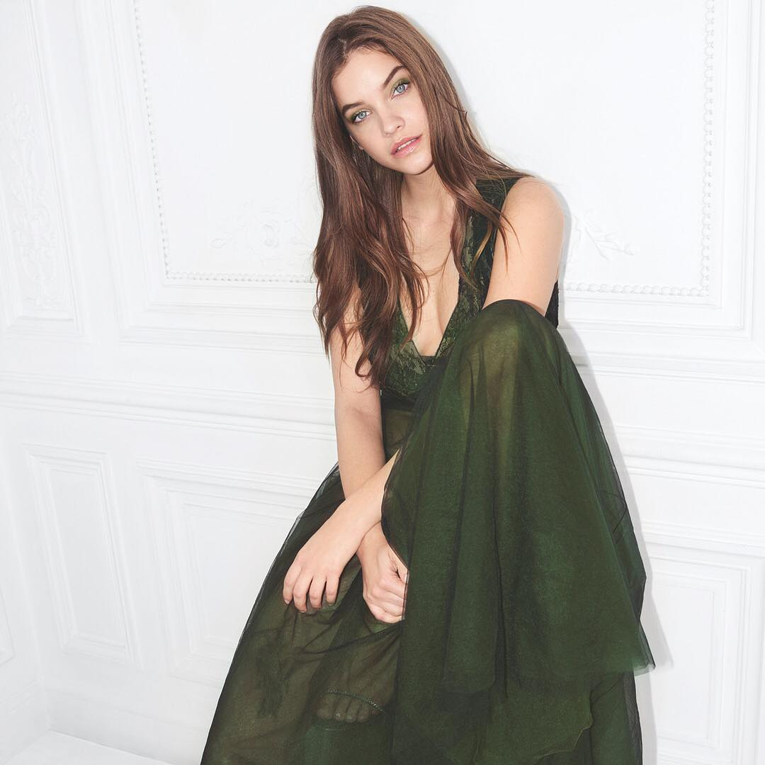 Соблазнительная Барбара Палвин сверкнула грудью в прозрачном жакете: видео 18+