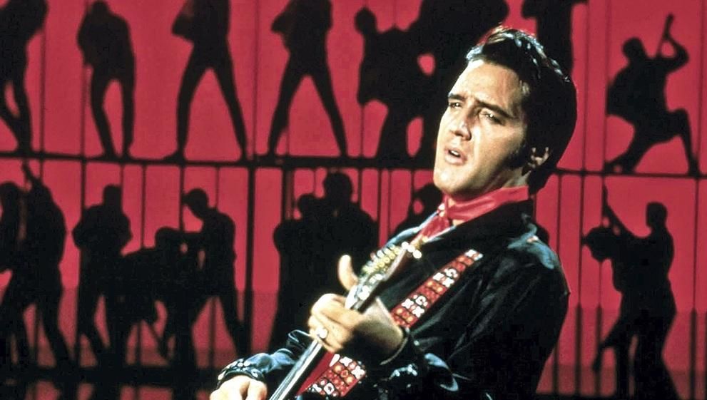 Трамп посмертно наградил Элвиса Пресли Трамп посмертно наградил Элвиса Пресли