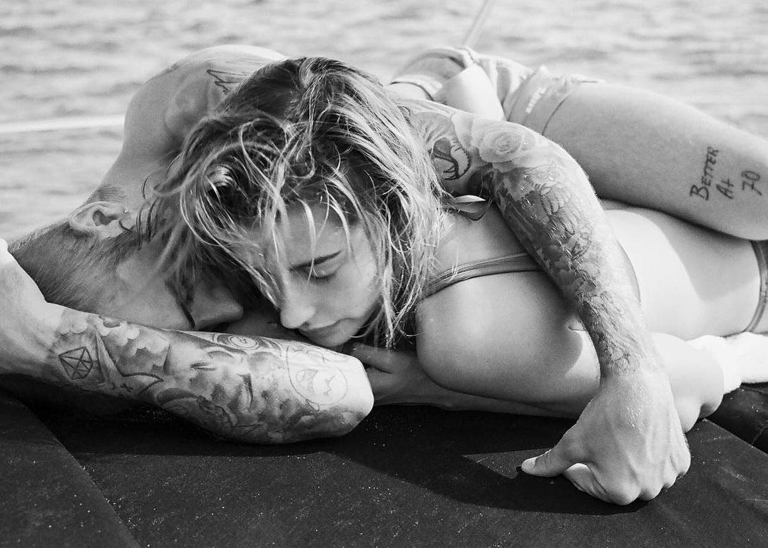 Джастин Бибер горячо поцеловал жену Хейли Болдуин: соблазнительные фото