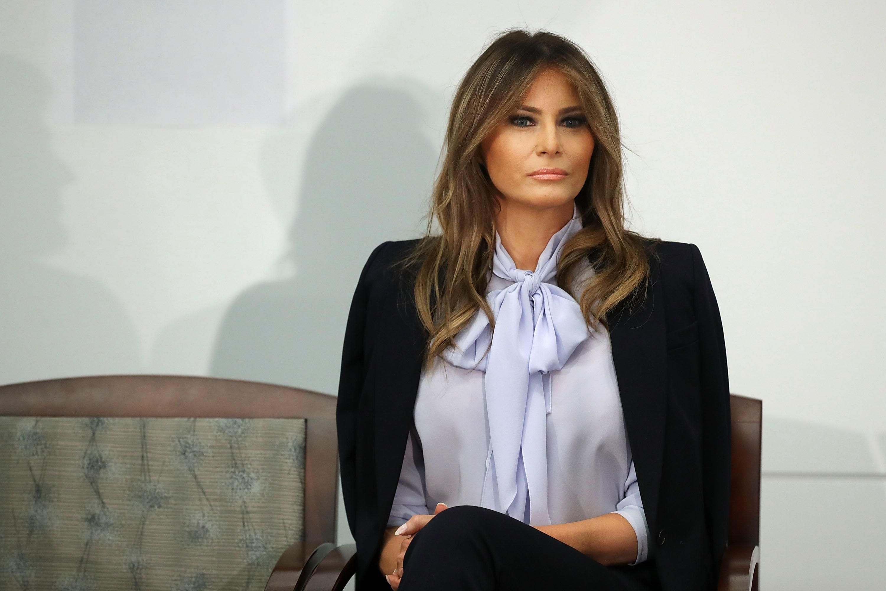 Як стильно носити одяг сірого кольору: образ Меланії Трамп у Парижі