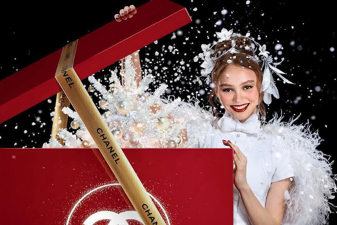 Диво до Різдва: парфум Chanel N°5 вийшов в оновленому вигляді за участю Лілі-Роуз Депп