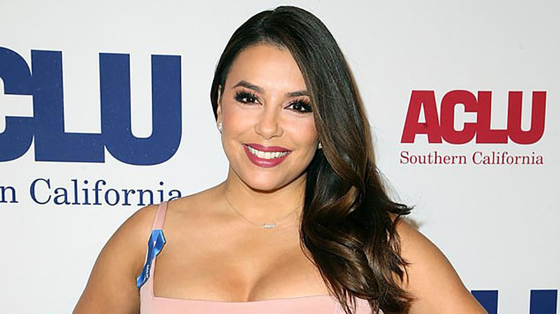 Получать награды нужно красиво: Ева Лонгория в откровенном платье на светском мероприятии