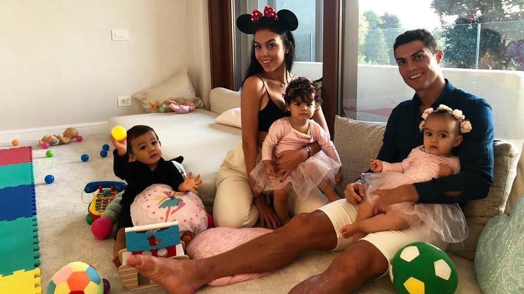 Криштиану Роналду и Джорджина Родригес отпраздновали первый день рождения дочери: фото