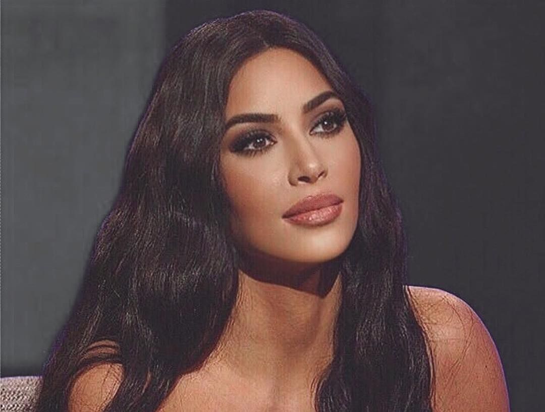 Пухлые губы и откровенное декольте Ким Кардашян поразила Instagram новыми фото