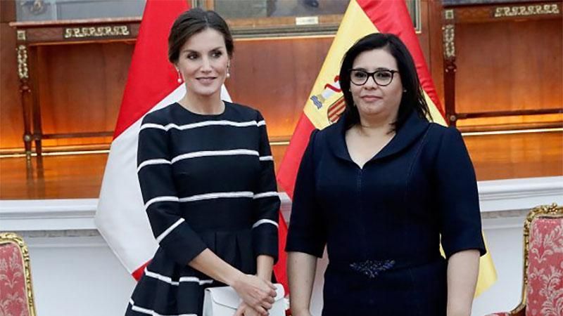 Королева Испании потрясла стильным нарядом в Перу: эффектные фото