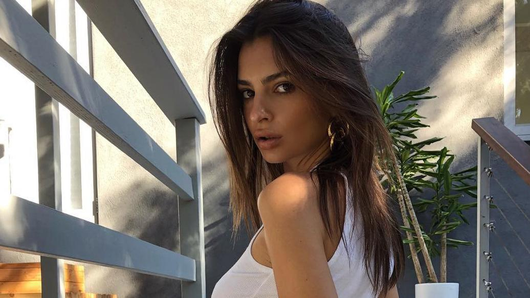 Эмили Ратаковски не перестает поражать соблазнительными формами: горячие фото