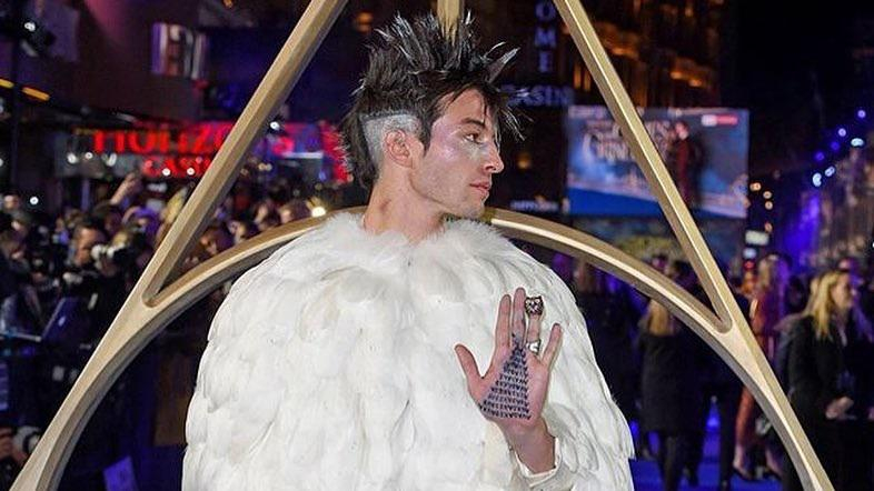 Чудо в перьях: Эзра Миллер в эффектном образе на премьере фильма "Фантастические твари" – фото