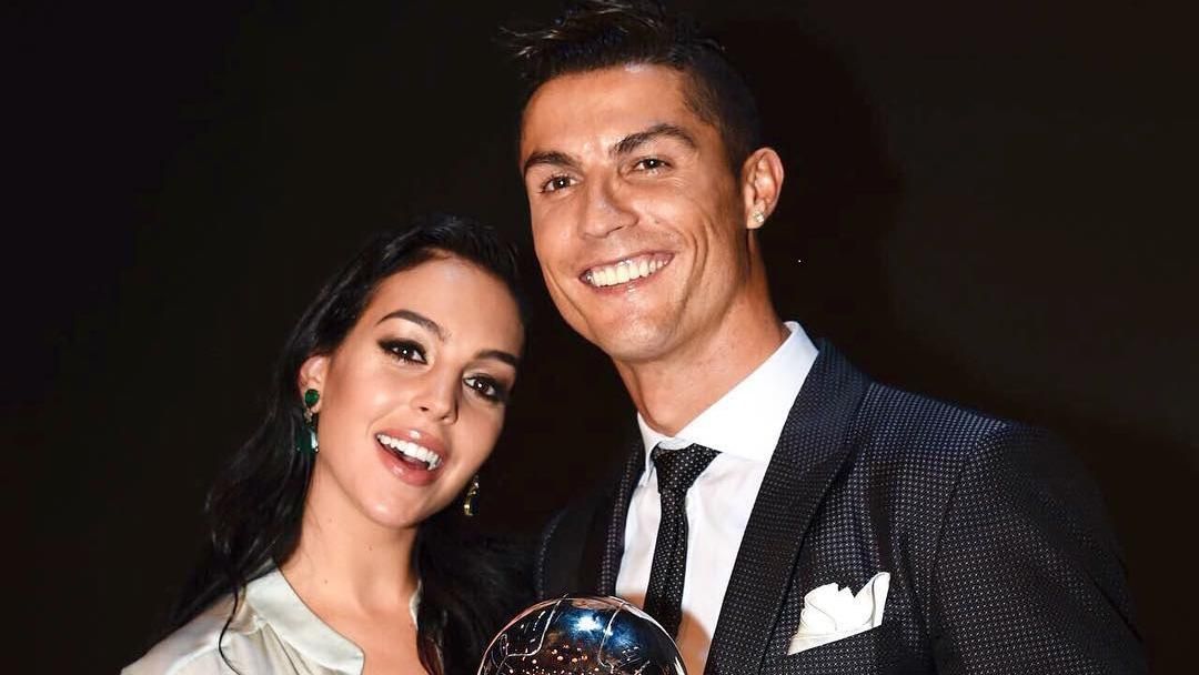 Криштиану Роналду пригласил на романтическое свидание не только свою невесту: фотофакт Криштиану Роналду пригласил на романтическое свидание не только свою невесту: фотофакт