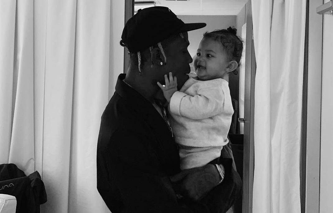 Татусева донечка: Кайлі Дженнер розчулила мережу фото з бойфрендом і дитиною Татусева донечка: Кайлі Дженнер розчулила мережу фото з бойфрендом і дитиною