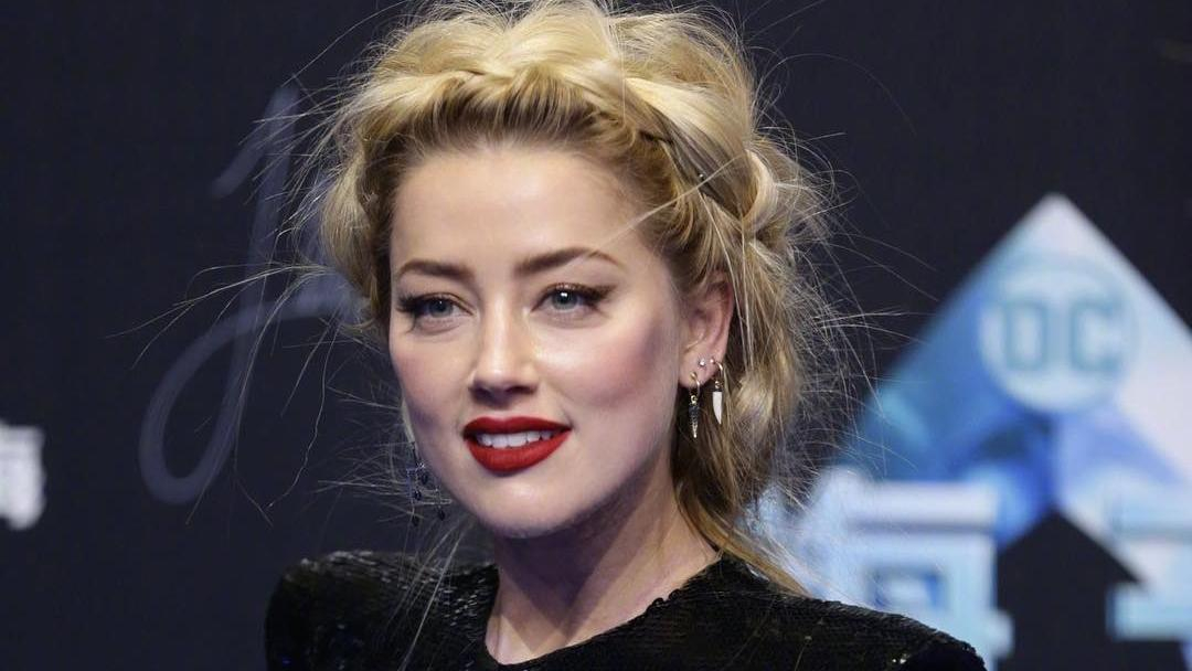 Эмбер Херд поразила откровенным и соблазнительным декольте на премьере фильма "Аквамен": фото