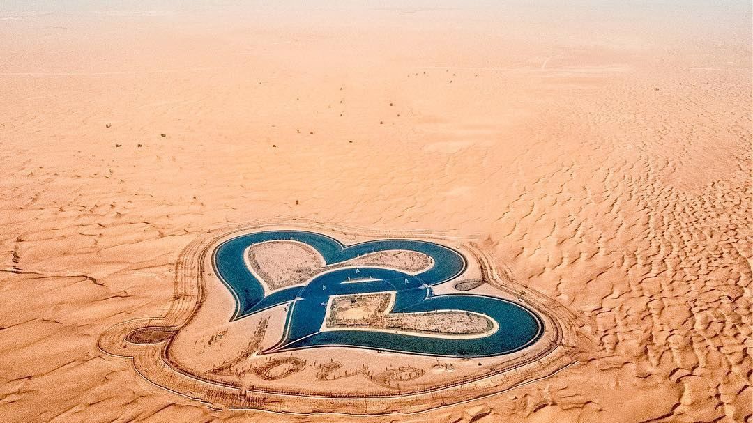В Дубае посреди пустыни соединились два сердца: фото удивительной находки