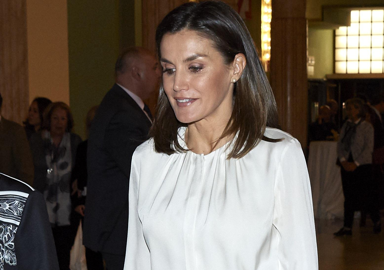 Цветочный принт и красная обувь: королева Испании Летиция повторила свой старый образ