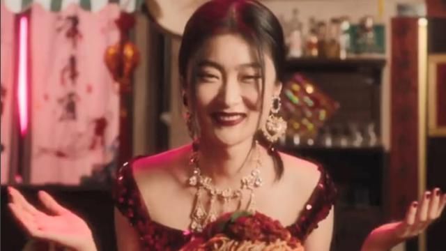Китайцы обвинили Dolce & Gabbana в расизме: детали резонансного скандала Китайцы обвинили Dolce & Gabbana в расизме: детали резонансного скандала