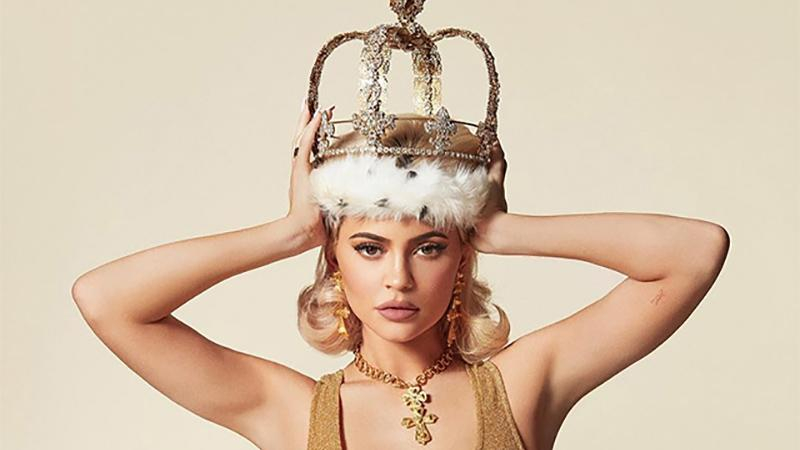 Кайли Дженнер примерила образ обольстительной королевы: яркие фото