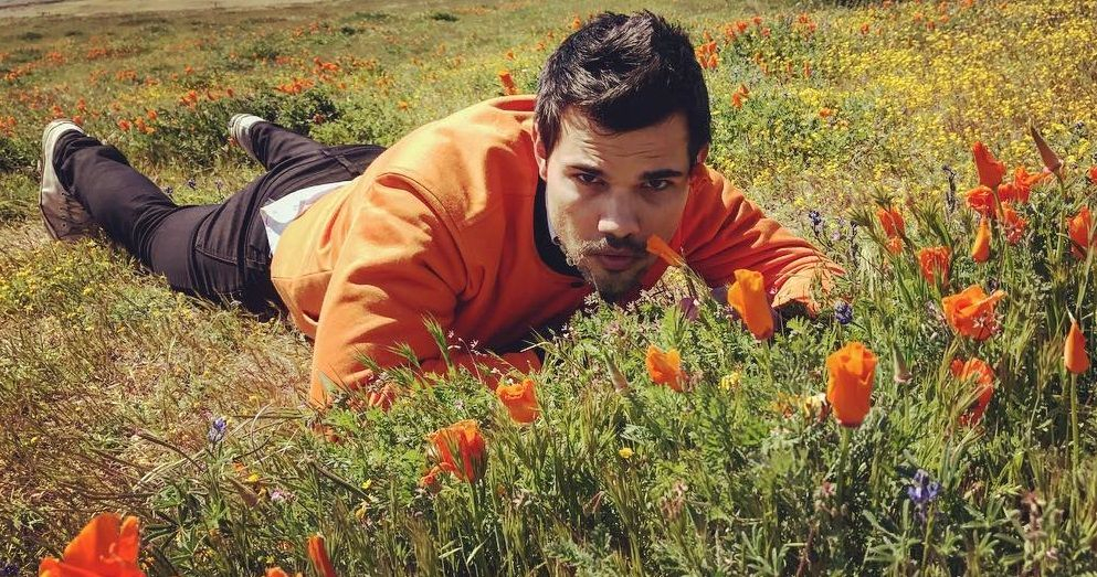 Как у Кендалл Дженнер: Тэйлор Лотнер посмеялся на своей причёской в фильме "Сумерки"