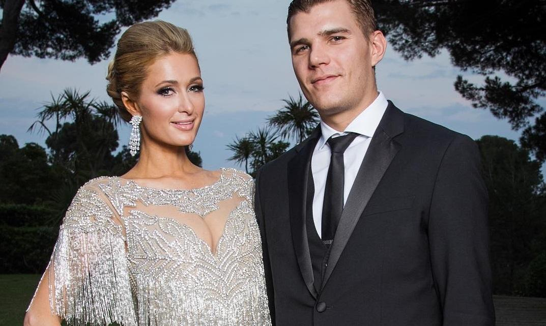 Улыбчивая и без кольца: Пэрис Хилтон уехала в Австралию после отмены свадьбы