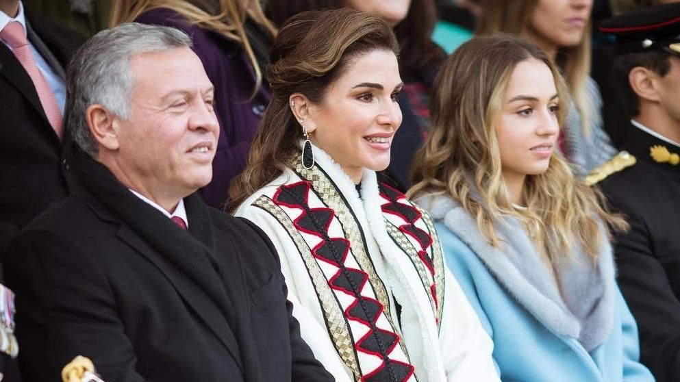 Королева Йорданії у розкішному вбранні здійснила сімейну поїздку до Лондона: яскраві фото 
