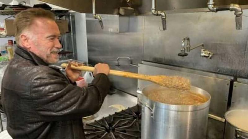 Арнольд Шварценеггер устроил сюрприз для американских спасателей: видео и фото Арнольд Шварценеггер устроил сюрприз для американских спасателей: видео и фото