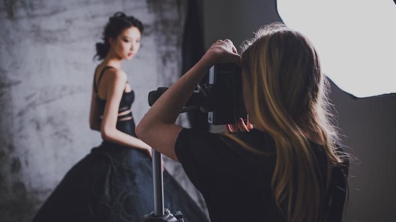 Як виглядати розкішно на кожному фото: три секрети правильного позування Як виглядати розкішно на кожному фото: три секрети правильного позування