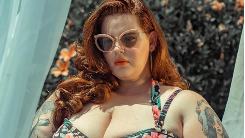 Пишнотіла модель Тесс Холлідей засвітила пікантне декольте: фото Пишнотіла модель Тесс Холлідей засвітила пікантне декольте: фото