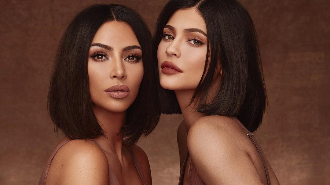 Косметика KKW X KYLIE: сестры Ким Кардашян и Кайли Дженнер поучаствовали в совместной фотосессии