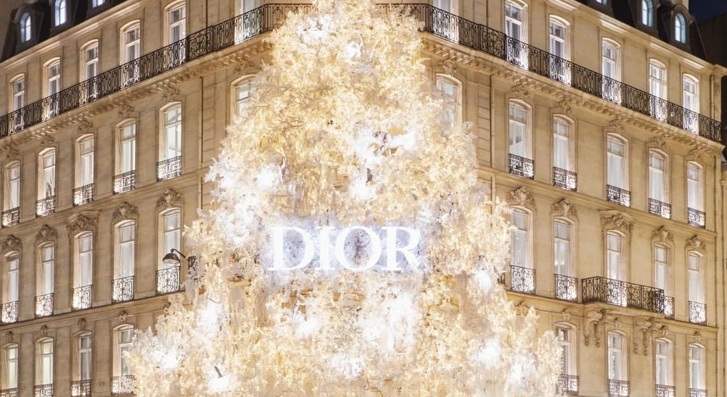 Новорічна ялинка від Dior: знаменитий бутик у Парижі прикрасили ілюмінацією – відео Новорічна ялинка від Dior: знаменитий бутик у Парижі прикрасили ілюмінацією – відео
