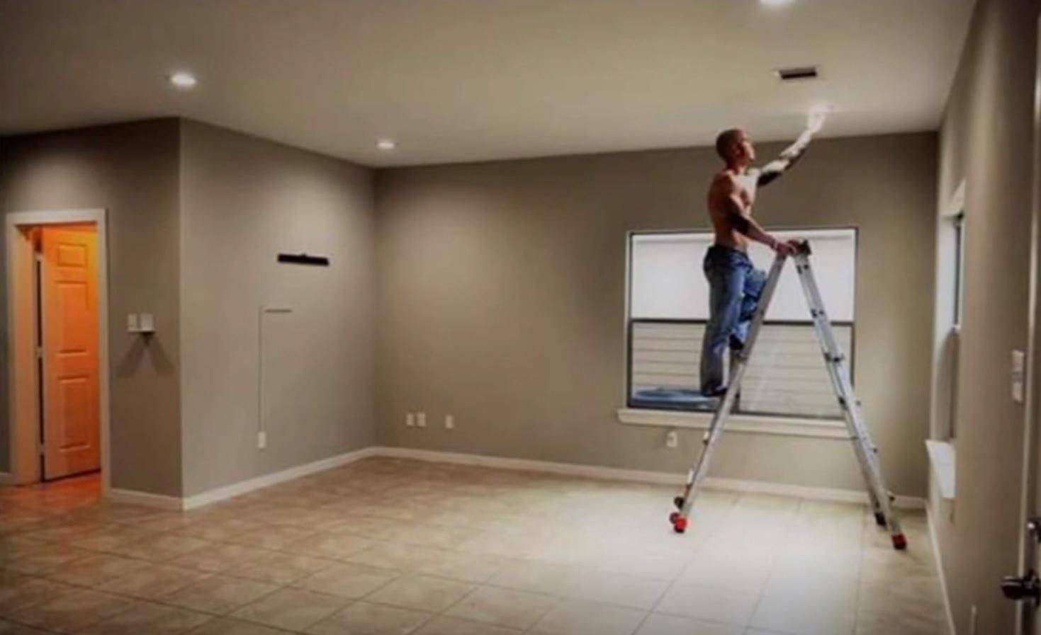 Риелтор изобретательно рекламирует жилье – с помощью полуобнаженных моделей Риелтор изобретательно рекламирует жилье – с помощью полуобнаженных моделей