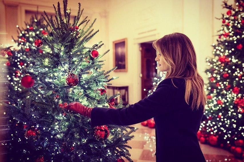 Свято наближається: як Меланія Трамп прикрасила Білий дім до різдвяних свят – фото і відео