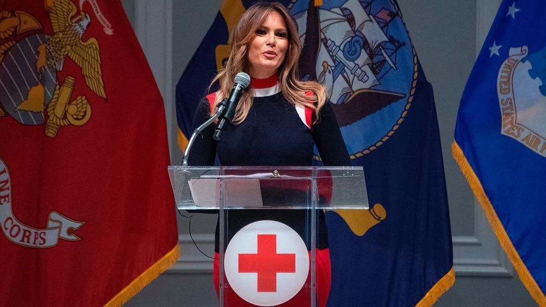 Первая леди выбирает красный: Мелания Трамп на мероприятии Красного Креста