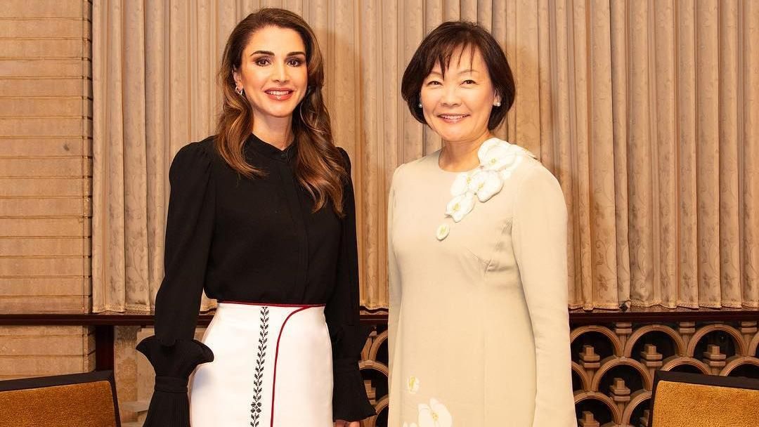 Элегантный выход: королева Иордании покоряет Японию в этническом наряде