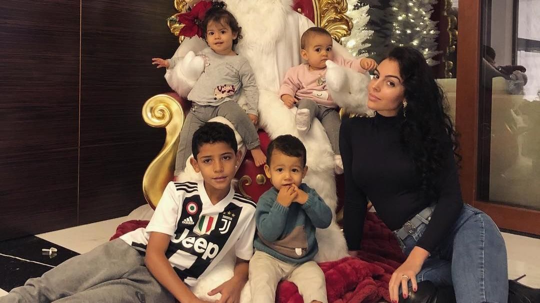 Невеста Криштиану Роналду обустраивает их новый дом к Рождеству: трогательные фото Невеста Криштиану Роналду обустраивает их новый дом к Рождеству: трогательные фото