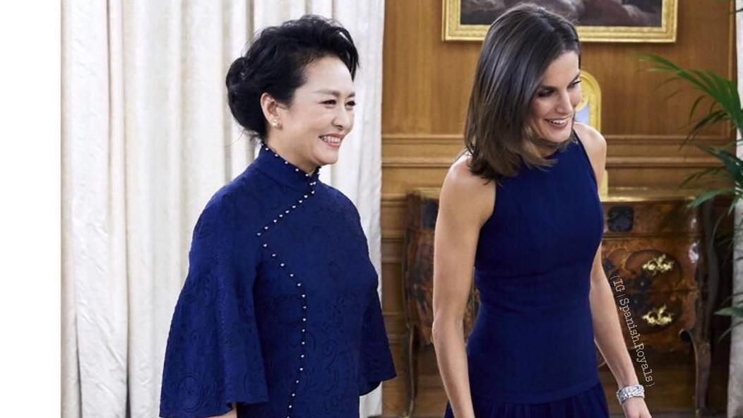 Неудобная ситуация: королева Летиция и первая леди Китая встретились в нарядах одного цвета