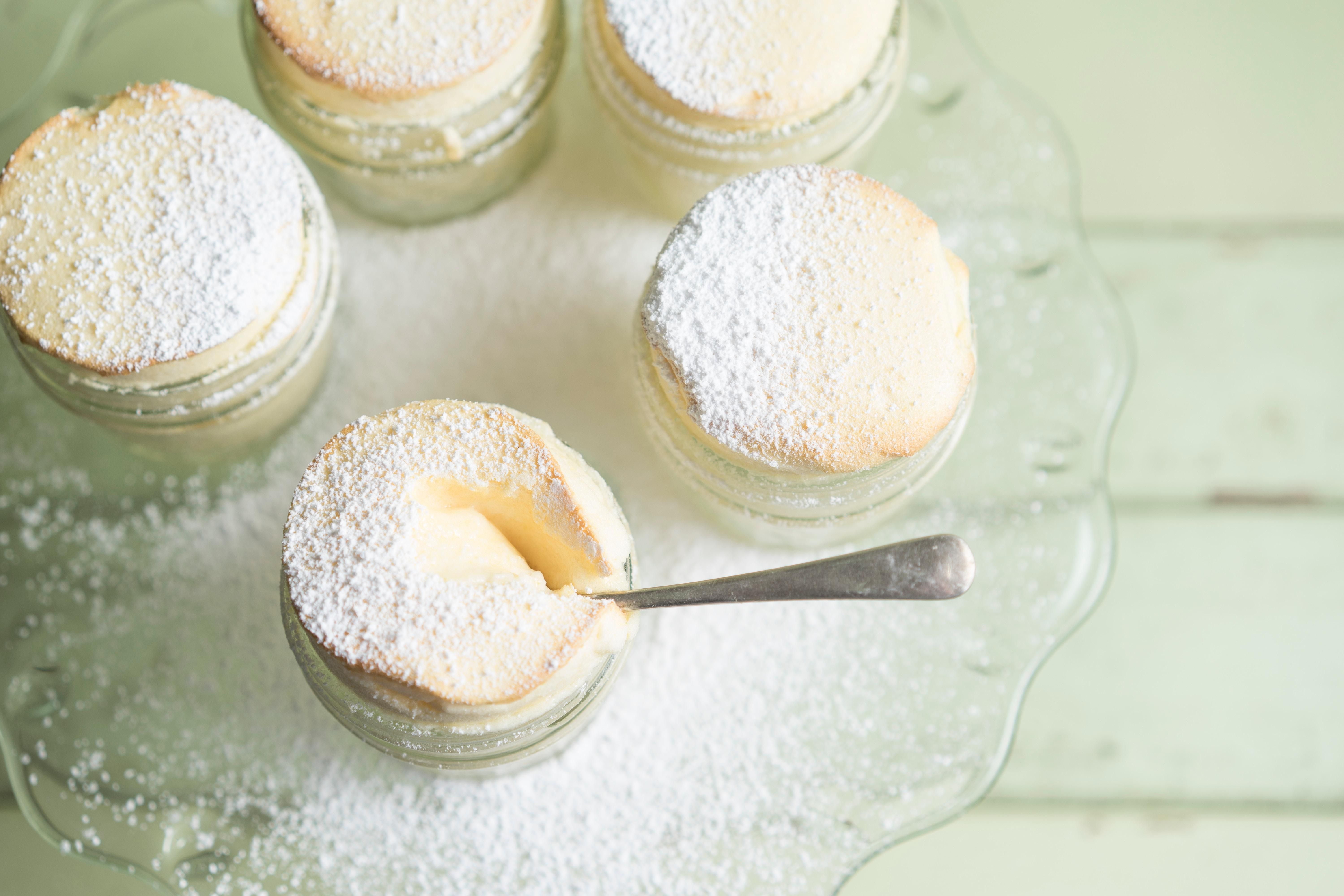 Готовимся ко вкусным выходным: рецепт ароматного лимонного крема к десертам