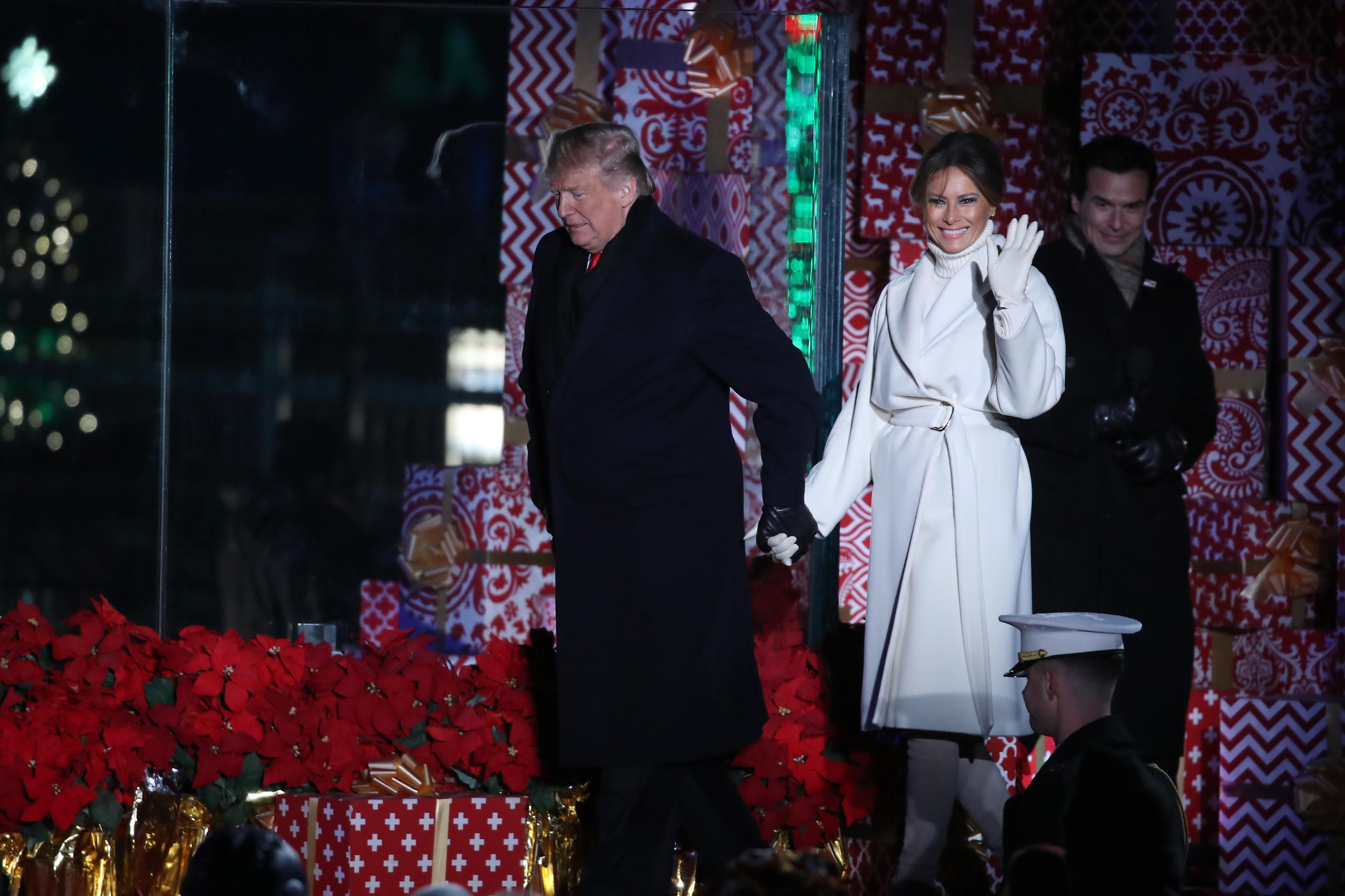 Вся в белом: Мелания Трамп зажгла огни на главной рождественской елке в США – фото Вся в белом: Мелания Трамп зажгла огни на главной рождественской елке в США – фото