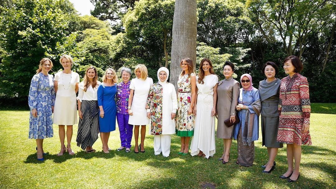 Мелания Трамп, Бриджит Макрон и другие первые леди посетили Аргентину: яркие фото Мелания Трамп, Бриджит Макрон и другие первые леди посетили Аргентину: яркие фото