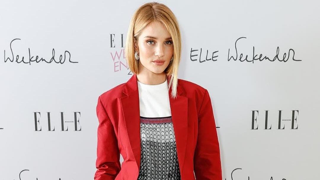 Ставка на красный: Рози Хантингтон-Уайтли надела костюм Виктории Бекхэм на лекцию в Лондоне