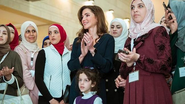 Королева Ранія відвідала йорданський університет у сукні Zara: фото Королева Ранія відвідала йорданський університет у сукні Zara: фото
